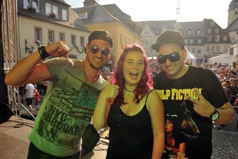 Siegerin des Erzistar-Gesangswettbewerbs gekürt - Den Sieg des Castingwettbewerbs Erzistar sicherte sich nach vier Mottoshows Vivien Kretzschmar aus Hohenstein-Ernstthal. Erste Gratulanten waren die Juroren von Stereoact.
