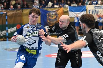 Siegesserie der Auer Handballer reißt - Mit sieben Toren war Paul Bones (links) in Altenholz der erfolgreichste Auer Werfer.