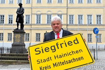 Siegfried trifft Amerika: Was Hainichens OB Greysinger in Oberkotzau übergeben will - Hainichens Oberbürgermeister Dieter Greysinger mit dem Ortseingangsschild von Siegfried. Das wird er am Freitag dem Fernweh-Park in Oberkotzau bei Hof übergeben und damit Werbung für seine Kommune machen.