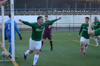 Siegtreffer in letzter Minute: Thalheimer Fußballer gewinnen in Irfersgrün - Der Ball liegt im Tor, Eric Schindler dreht jubelnd ab. Sein Treffer in der 90. Minute bedeutete den Sieg des SV Tanne in Irfersgrün.