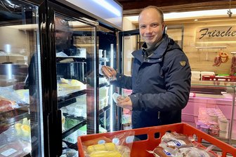 Sieht so die Zukunft des Handels aus? Dieser Hofladen im Erzgebirge funktioniert fast ohne Personal - Daniel Spannenkrebs beim Befüllen der Kühltruhen im Hofladen, der autonom nutzbar ist.