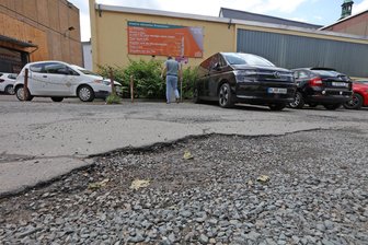 „Sieht übel aus“: Parkplatz am Gewandhaus im Zwickauer Zentrum wird repariert - Der kaputte Asphalt am Parkplatz Malsaal soll durch Granitpflaster ersetzt werden.
