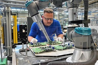 Siemens in Chemnitz wächst mit fortschreitender Digitalisierung - In der Elektronikfertigung des Chemnitzer Siemens-Werkes für Kombinationstechnik arbeitet Sven Schilling. Mit Hilfe eines Roboters werden elektronische Bauelemente auf Leiterplatten geklebt.