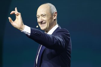 Siemens trotzt den Krisen - aber nicht ohne Schrammen - Siemens-Chef Roland Busch kann sich über robuste Zahlen freuen. (Archivbild)