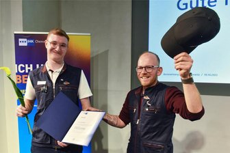 Signal auf grün, Fahrt frei für einen Chemnitzer ins Berufsleben - Chapeau! Da zieht Lehrausbilder Daniel Martin das Basecup vor seinem Lehrling, dem frisch gebackenen Lokführer Thomes Nötzold, der zu den besten Absolventen des diesjährigen Ausbildungsjahrgangs gehört.