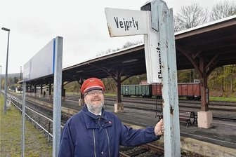 Signal auf grün: Länderbahn startet Saisonverkehr über Erzgebirgskamm ins Egertal - Der länderübergreifende Fahrverkehr zwischen Sachsen und Böhmen ist gestartet. Der Cranzahler Fahrdienstleiter Jens Reichardt stellt die Tafel mit der Zielrichtung auf. 