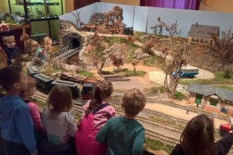 Signale stehen wieder auf Grün - In Zschopau gibt es am Wochenende gleich zwei Modellbahnausstellungen: bei den Modelleisenbahn- und Eisenbahnfreunden - hier ein Foto einer früheren Schau - und bei den Mitgliedern des Großbahnvereins.