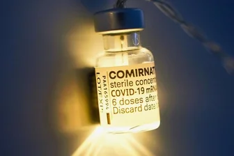 Siko empfiehlt Corona-Impfung für Kinder ab fünf - Was, wenn Eltern uneins sind? - Für die einen ein Licht am Ende des Tunnels, für die anderen ein Funke, an dem sich Streit entzündet: der Comirnaty-Impfstoff von Biontech/Pfizer. 