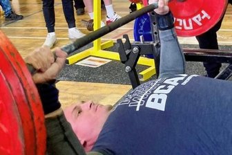 Silber als glänzende Zugabe - Patrick Döring vom Verein Kraftsport Lauter meisterte beim Erzgebirgspokal im Bankdrücken 140 Kilogramm. Als Helfer an den Gewichten agierte bei dem Wettkampf unter anderem Kai Leßmüller.
