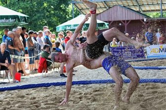 Silber bei Deutschen Meisterschaften: Ringer vom KSV Pausa überzeugt im Sand - Ringen mal anders: Die wohl älteste olympische Sportart zieht gerne von der Matte in den Sand um.