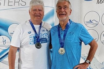 Silber für zwei Oldies des SV 04 - Die Vizemeister Siegfried Anders (r.) und Werner Beuschel. 