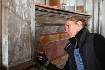 Silber glänzt wieder: Wechselburger Kirche ist schick herausgeputzt - Die Sanierungs- und Restaurierungsarbeiten in der Wechselburger Kirche St. Otto sind fast abgeschlossen. Dass sich das 1730 bis 1737 erbaute Gotteshaus wieder einladend präsentiert, ist unter anderem Lohn der Arbeit von Diplomrestauratorin Susann Förster aus Dresden. 