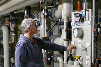 Silber-Therme Warmbad seit 15 Jahren in Betrieb: Wann beginnt die geplante Modernisierung? - Technikleiter Joachim Petzold an der Wasseraufbereitungsanlage. Im Keller hält ein komplexes Techniksystem die Therme am Laufen.