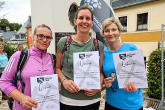 Silberberg-Haamit-Lauf begeistert über 1000 Teilnehmer im Erzgebirge - Geschafft: Im Ziel bekamen die Teilnehmer ihre Urkunden und ein kleines Geschenk.