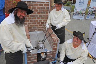 Silbergewinnung wie vor 400 Jahren - Uwe Dewes, Thomas Maier und Reiner Dost (v. l.) von der Saigerhüttenknappschaft Olbernhau hatten den Arbeitsprozess am Nachbau eines historischen Saigerherdes jederzeit fest im Blick.