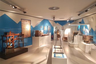 „Silberglanz & Kumpeltod“: Bergakademie Freiberg schickt mehr als 40 Objekte für Sonderschau ins Smac Chemnitz - Blick in die Ausstellung „Silberglanz & Kumpeltod“ in Chemnitz.