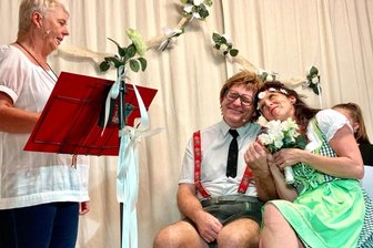 Silberhochzeit strapaziert Lachmuskeln - Bauer Gustav alias Jens Becher und seine Klara alias Romy Liebscher erneuerten nach 25 Jahren vor Standesbeamtin Frau Lang alias Elke Michael (l.) ihr Eheversprechen. Es war der Schlusspunkt nach sechs heiteren Akten im Mundartschwank der Dittersdorfer Maarguschn. 