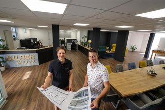 Silberkeller in Hohenstein-Ernstthal: Ehrung für außergewöhnliche Umgestaltung - Architekt Tobias Kramp (links) und Finanzdienstleister Fabian Kramp im Silberkeller.