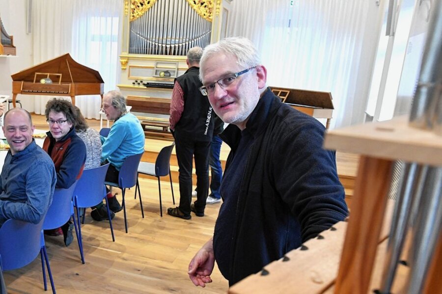 Silbermann, Bach und eine besondere Beziehung - Zum Orgelbauerstammtisch hielt Organist Jan Katzschke (r.) im neuen Museum einen Vortrag und spielte auf der Silbermannschen Orgelkopie. 