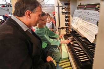 Silbermann für kleine Ohren: Kinder entdecken seine Orgeln beim „SoundWalk“ in Sachsen - Auch in der Glauchauer Georgenkirche fand ein Kinder-Kurzkonzert mit KMD Guido Schmiedel als Teil des „Silbermann SoundWalk Young Edition“ statt. Die Zwillinge Nevio und Divina (6) aus Glauchau durften einige Töne spielen.