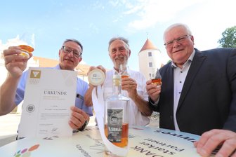 Silbermedaille für Silberstadt-Whisky: Wie die „1. Sohle“ aus Freiberg preiswürdig wurde - Die Geschäftsführer Michael Eßlinger, Knut Neumann und Steffen Arnold (v. r.) mit dem Silbermedaillengewinner „1. Sohle“.