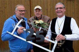 Silberne Säge für gute Taten am Freibad von Neumark - Der Vorsitzende des Badverein Neumark, Steffen Diezel (links) überreicht Zimmerermeister Peter Sack die silberne Säge. Mit im Bild: Schatzmeister Eberhard Kinder.