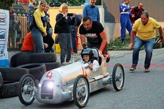 Silberpfeil beim Nachtrennen - Der 12-jährige Julien Neßler und sein Silberpfeil erhielten nach dem Boxenstop den nötigen Schwung von Vater und Opa. 