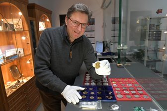 Silberpreis-Rallye: Was ein Edelmetallhändler in Freiberg jetzt erwartet - Edelmetallhändler Thomas Delling handelt mit Anlagemünzen in Freiberg.