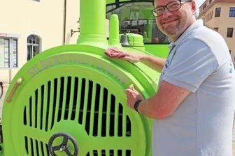 Silberstadtbahn in Freiberg rollt wieder - Fahrer David Matzig putzt die Silberstadtbahn für ihre diesjährige Premiere noch einmal heraus.