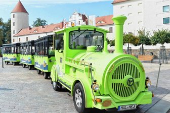 Silberstadtbahn in Freiberg: Saisonstart verschoben - Die Silberstadtbahn - hier noch mit altem Kennzeichen, inzwischen FG - soll ab 3. Mai wieder am Schlossplatz Freiberg zu ihrer einstündigen Fahrt durch die Altstadt zur Reichen Zeche und zurück starten.