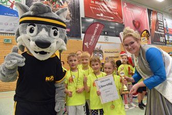 Silberstadtkönigin Laura und Maskottchen Fredi Wolf begeistern in der Ernst-Grube-Sporthalle Freiberg - Fredi Wolf und Silberstadtkönigin Laura ehren die Aktiven der Körner-Grundschule für den Sieg der Klassen 1 und 2.