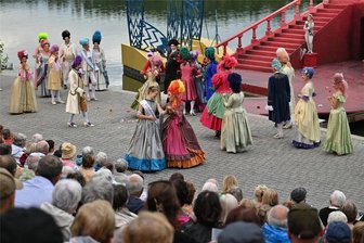 Silberstadtkönigin Sophia I. gibt Gastspiel auf der Seebühne Kriebstein - Die Silberstadtkönigin Sophia I. wurde bei ihrem Gastauftritt von Gräfin Palmatica (Susanne Engelhardt) begrüßt.