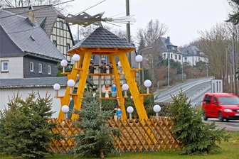 Silberstraße: Die Weihnachtspyramide wird feierlich angeschoben - Die Weihnachtspyramide in Silberstraße wird am ersten Advent feierlich angeschoben.