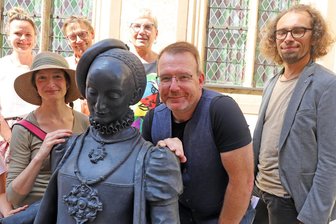 Silberweg in Freiberg fast vollständig: Figur der Kurfürstin am Stadt- und Bergbaumuseum eingeweiht - Martin Seltmann, Sven Krüger, Andrea Riedel, Thomas Ihle, Jördis Meister und Babett Erler (v. r.) versammelten sich um Kurfürstin Anna am Stadt- und Bergbaumuseum Freiberg.