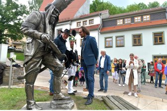 Silberweg in Freiberg: Zwei weitere Figuren glänzen am Schüppchenberg und vor dem Theater - Bildhauer Friedhelm Schelter schuf die Figur des Knappschaftsältesten am Schüppchenberg.