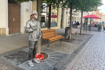 Silberweg trifft Straßenkunst: Lebende Statue in Freiberg sorgt für Aufmerksamkeit - Passend zu den Silberwegfiguren stand erneut eine lebende Statue in Freiberg.