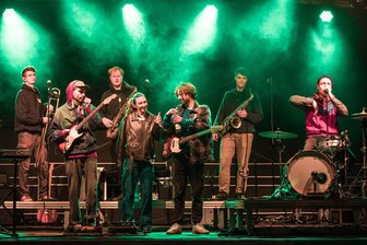 Silent-Party, Moped-Kino, Festival – Diese Events für die Gen Z steigen um Auerbach - Die neue mobile Jugendbühne wird Ende Juli erstmals in Rodewisch zum Einsatz kommen. Eine Woche später steht sie in Auerbach.