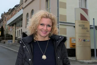 Silke Fischer: "Gott sei Dank darf die Kultur loslegen" - Silke Fischer, frisch gebackene Geschäftsführerin der Vogtland Kultur GmbH vor dem Neuberinhaus Reichenbach, dem Sitz des kreiseigenen Kulturbetriebs.