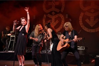 Silly begeistert bei Konzert im Vogtland mit zwei neuen Frontfrauen - AnNa R., Uwe Hassbecker, Julia Neigel und Rüdiger "Ritchie" Barton (von links) beim Konzert der Rockband Silly im Naturtheater in Bad Elster.
