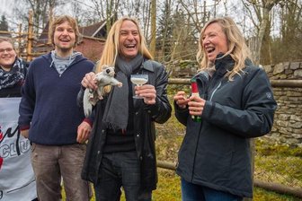 Silly-Gitarrist Uwe Hassbecker tauft Kurzkopfgleitbeutler im Zoo der Minis - Uwe Hassbecker, Gitarrist der Gruppe Silly, tauft das etwa fünf Monate alte Tier auf den Namen Hasi.