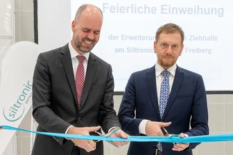 Siltronic AG feiert Erweiterung in Freiberg - Zwei Namensvettern beim Banddurchschnitt: Siltronic-Vorstandschef Michael Heckmeier (links) und Sachsens Ministerpräsident Michael Kretschmer haben am Donnerstag den Erweiterungsbau für die Kristallziehanlagen im Freiberger Werk des Konzerns symbolisch eingeweiht.
