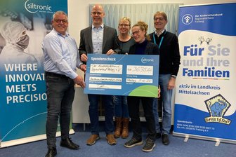 Siltronic AG: Gehaltsabrundung bringt 3635 Euro für Kinderschutzbund Freiberg - Maria Fichte (2. v. r.) vom Kinderschutzbund Freiberg bei der Scheckübergabe in der Silberstadt.