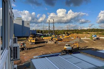 Siltronic baut Fertigung in Freiberg und Singapur aus - Blick auf die Baustelle der Siltronic AG in Freiberg: Auf dem Werksgelände an der Berthelsdorfer wird seit August dieses Jahres mit Hochdruck an der Erweiterung der Ziehhalle für sogenannte Einkristalle gearbeitet.