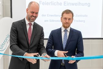 Siltronic feiert Erweiterung in Freiberg: So viele neue Arbeitsplätze entstehen hier - Zwei Namensvettern beim Banddurchschnitt: Siltronic-Vorstandschef Michael Heckmeier (links) und Sachsens Ministerpräsident Michael Kretschmer haben am Donnerstag den Erweiterungsbau für die Kristallziehanlagen im Freiberger Werk des Konzerns symbolisch eingeweiht.