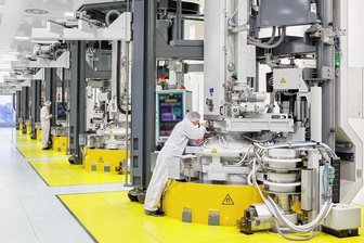Siltronic investiert hunderte Millionen Euro in Freiberg: Die Mega-Baustelle im Verborgenen - Bei der Siltronic AG in Freiberg werden im Czochralski-Verfahren mannshohe Einkristalle aus Reinstsilizium mit einem Durchmesser von rund 300 Millimetern gezogen. Die Halle wird derzeit erweitert. 