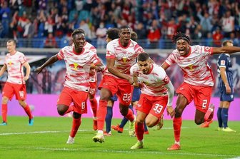 Silva löst den Leipziger Knoten - Torschütze André Silva (Nummer 33) bejubelt mit seinen Leipziger Teamkollegen den Treffer zum 1:0.