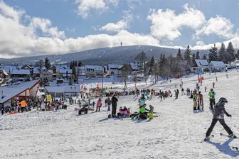 Silvester auf dem Fichtelberg: Skifahren, Party, Glockenklang - Am Fuß des Hauptskihangs wird am Sonntag Silvester gefeiert. Auf dem Hang kann bis 23 Uhr Ski gefahren werden.