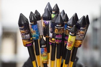Silvester: Bereits gekauftes Feuerwerk darf abgebrannt werden - Feuerwerkskörper, die bereits vor dem am Wochenende beschlossenen Verkaufsverbot erworben wurden, dürfen in Sachsen zu Silvester verwendet werden.