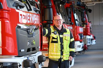 Silvester in Chemnitz: Worauf Feuerwehr, Rettungsdienst und Polizei sich einrichten - Bei der Chemnitzer Feuerwehr leitet Ronald Günther in der Neujahrsnacht die Einsätze. Was er zu Jahreswechsel rät: Nur zugelassene Feuerwerkskörper verwenden, die Gebrauchsanweisung gut durchlesen und darauf achten, dass niemand gefährdet wird.