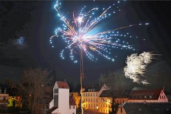 Silvester in Hainichen: Erst Feuerwerk, dann Feuerwehr - Das Feuerwerk in Hainichen über der katholischen Kirche. 